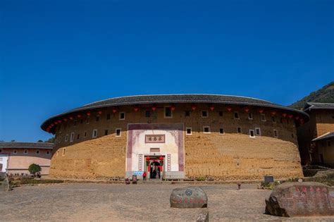 福建土樓王在哪裏？在這片古老的土地上，每一座土樓都是一個活生生的故事，它們不僅體現了福建人民的智慧與創意，更記錄著時間的流逝與歷史的變遷。